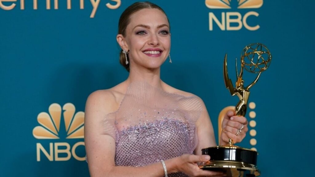 Amanda Seyfried holding her Award